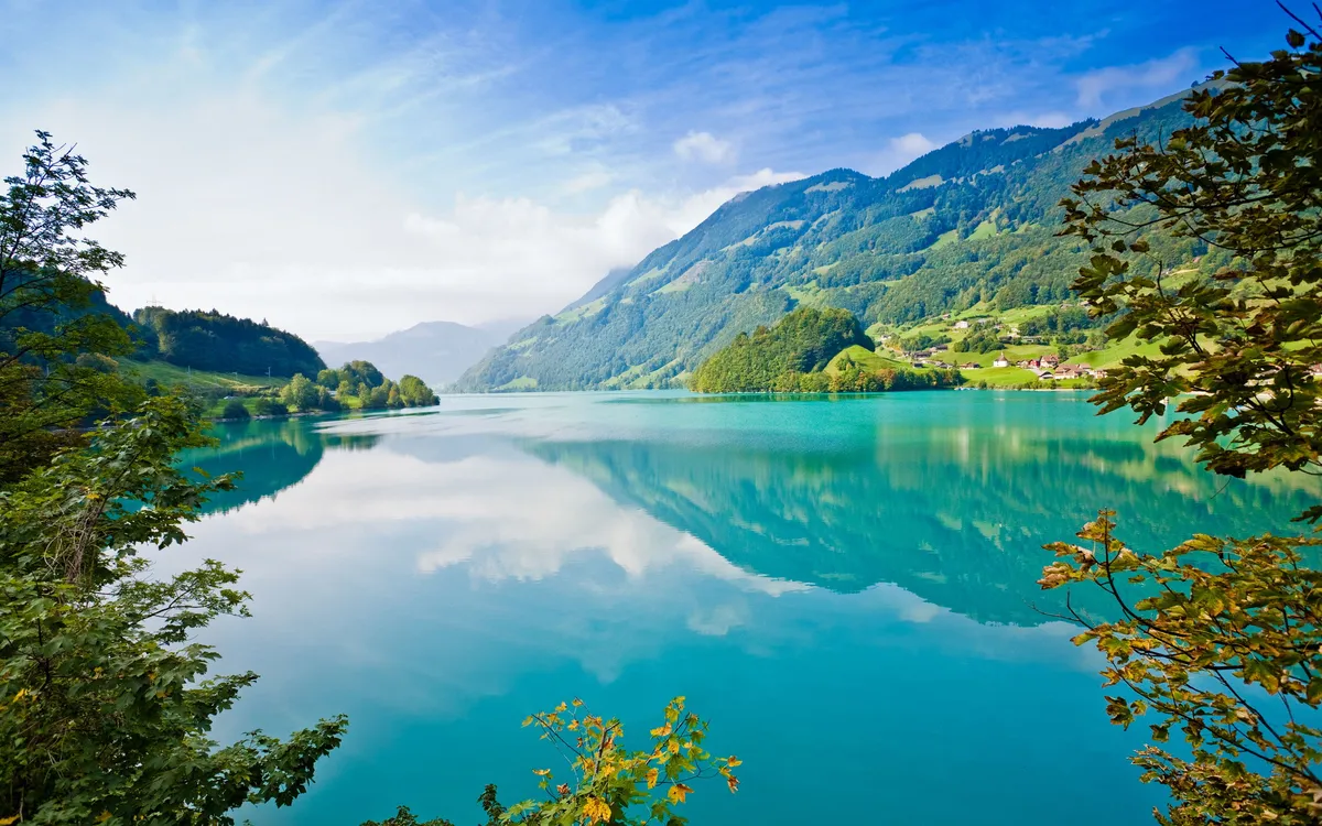 Un lac entouré de montagnes